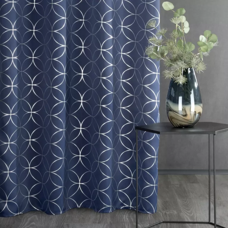 Zasłona ABELLA zaciemniająca  z geometrycznym srebrnym nadrukiem