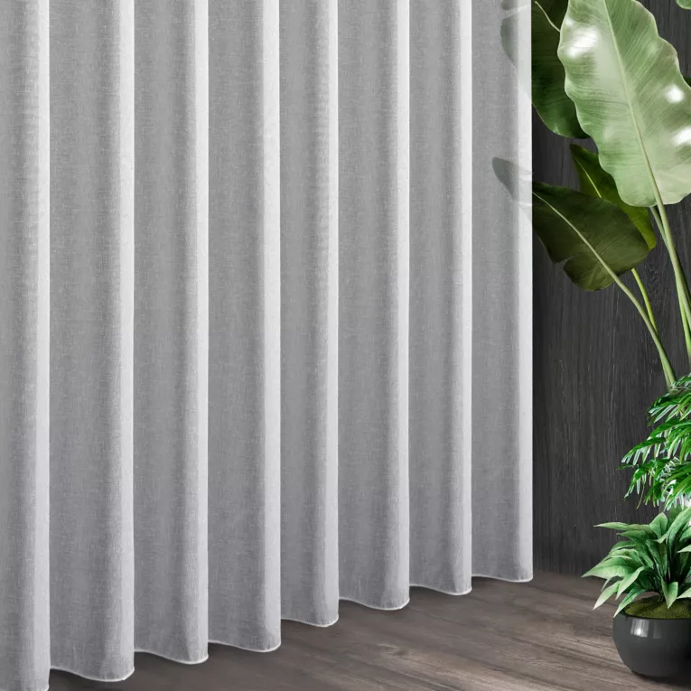 Tkanina firanowa z gładkiej matowej etaminy zakończona obciążnikiem