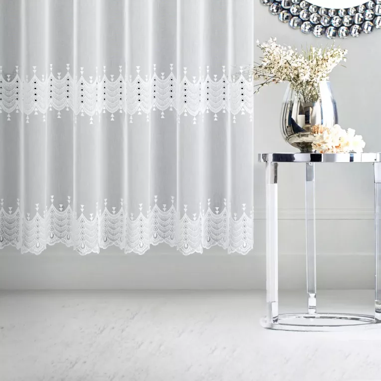 Firana szyta na fleksach TAMAYA biała z matowej batystowej tkaniny haftowanej w ażurowy wzór