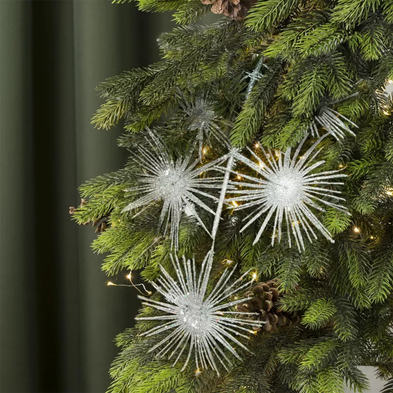 Fantazyjna zimowa gałązka obsypana srebrnym brokatem