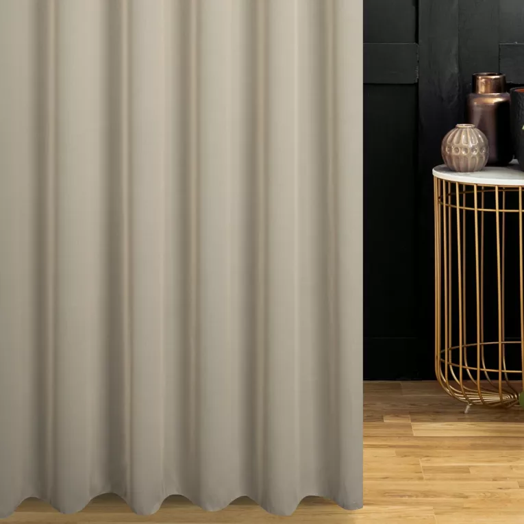 Firana szyta na taśmie fala beżowa z połyskującej tkaniny o charakterystycznym jodełkowym wzorze, wykończona obciążnikiem