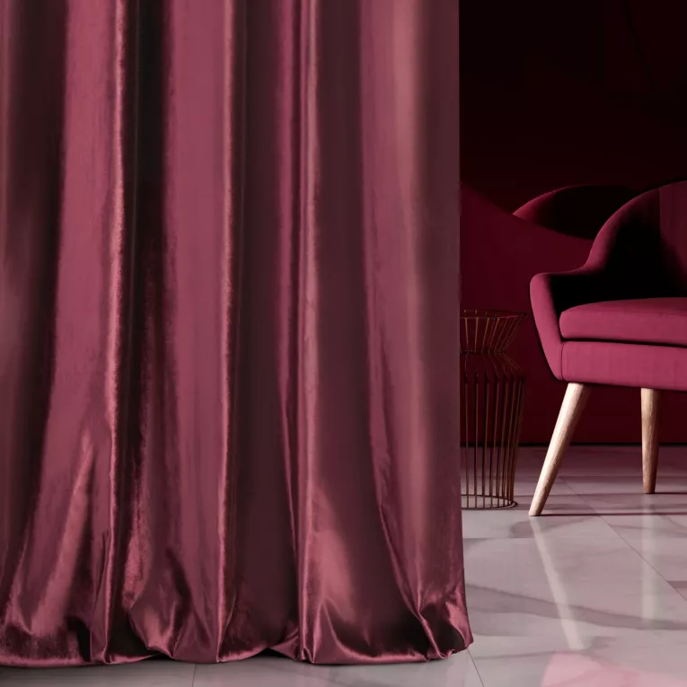 Zasłona szyta na taśmie 5 cm SAFARI bordowa z miękkiej welwetowej tkaniny z połyskiem