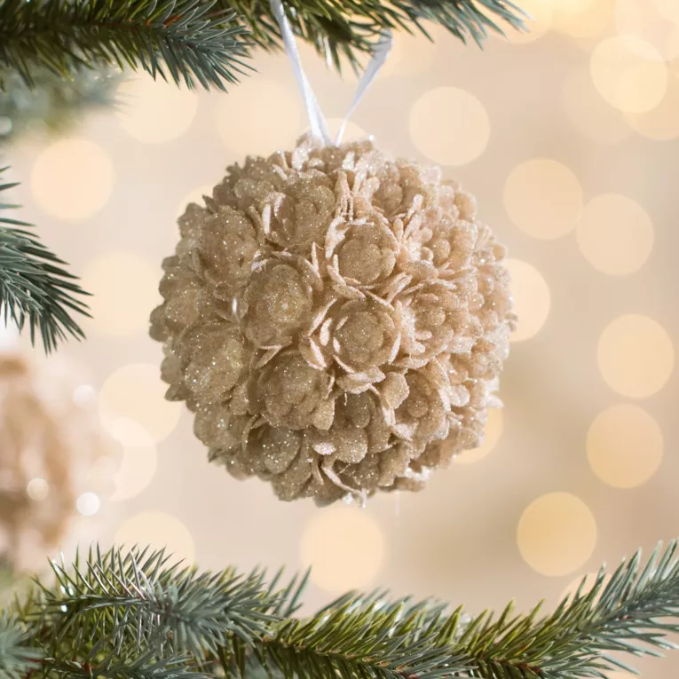 Bombka choinkowa zdobiona lśniącymi kwiatami