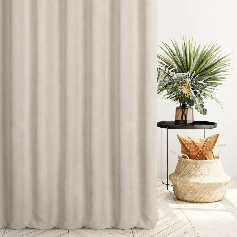 Zasłona szyta na taśmie 5 cm jasnobeżowa z miękkiej matowej tkaniny szenilowej o naturalnym splocie