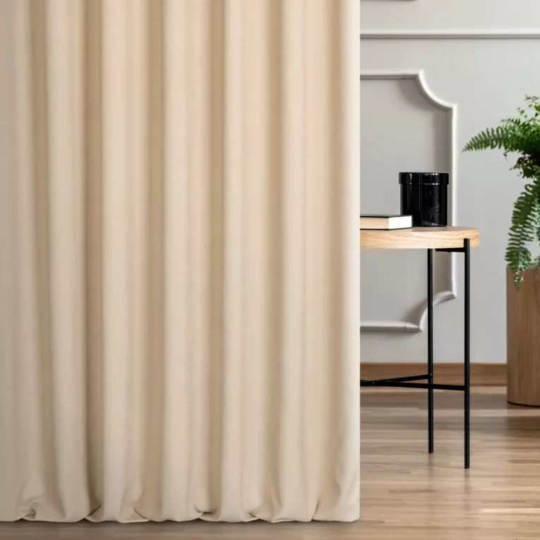 Zasłona szyta na flexach beżowa z miękkiej tkaniny o naturalnym splocie w stylu ekologicznym