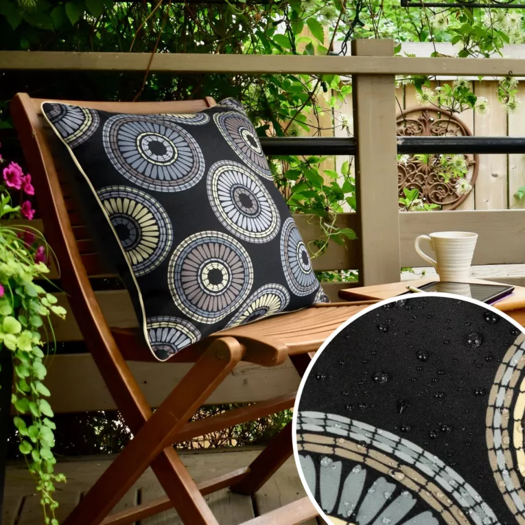 Poszewka na poduszkę 45x45 cm z tkaniny wodoodpornej czarno, beżowa idealna na taras oraz balkon z nadrukiem mandali GARDEN