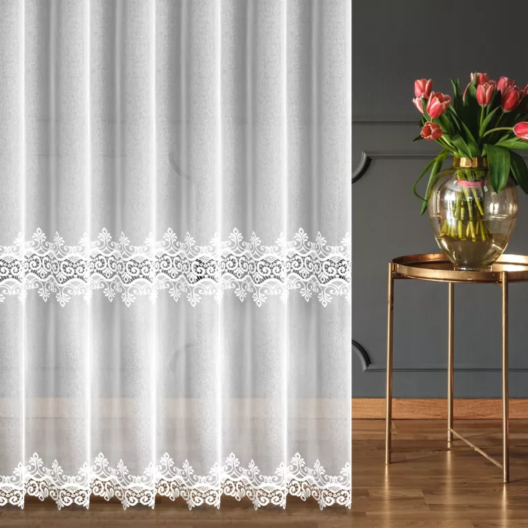 Firana szyta na flexach biała z miękkiej, matowej tkaniny ozdobionej aplikacją z wzorem fantazyjnym