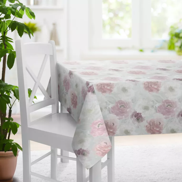 Obrus szyty jasnokremowo pudrowy z tkaniny o naturalnym splocie z kwiatowym nadrukiem