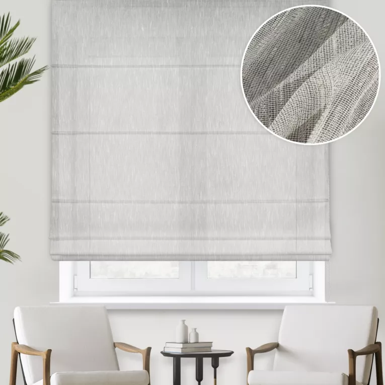 Roleta rzymska popielata z matowej tkaniny o naturalnym wyglądzie, z efektem deszczyku, wykończona obciążnikiem