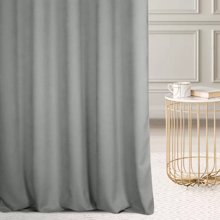 Zasłona szyta na flexach jasnosrebrna z miękkiej tkaniny o welurowej strukturze