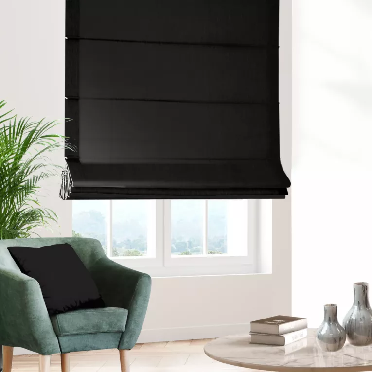 Roleta rzymska czarna z gładkiej tkaniny typu dimout