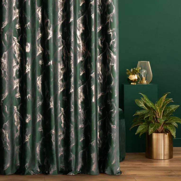 Zasłona szyta na taśmie 5 cm ciemnozielono złocista z tkaniny welwetowej ze złotym marmurkowym nadrukiem
