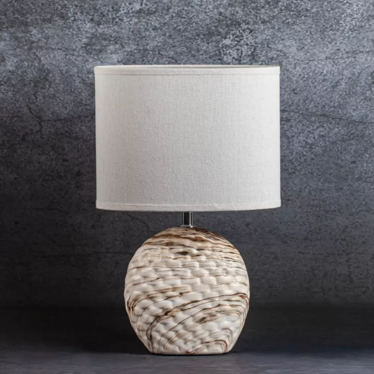 Lampa stołowa MARIA na  ceramicznej podstawie z wytłaczanym wzorem i abażurem z matowej tkaniny