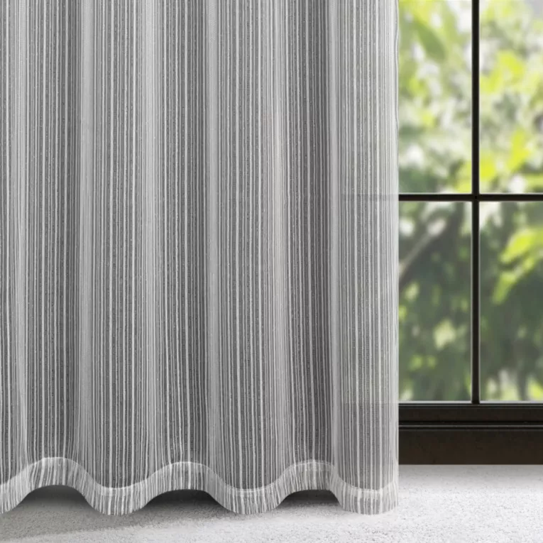 Firana srebrna z tkaniny w prążki przeplatane błyszczącą nicią 140x250 cm przelotka NOELIA