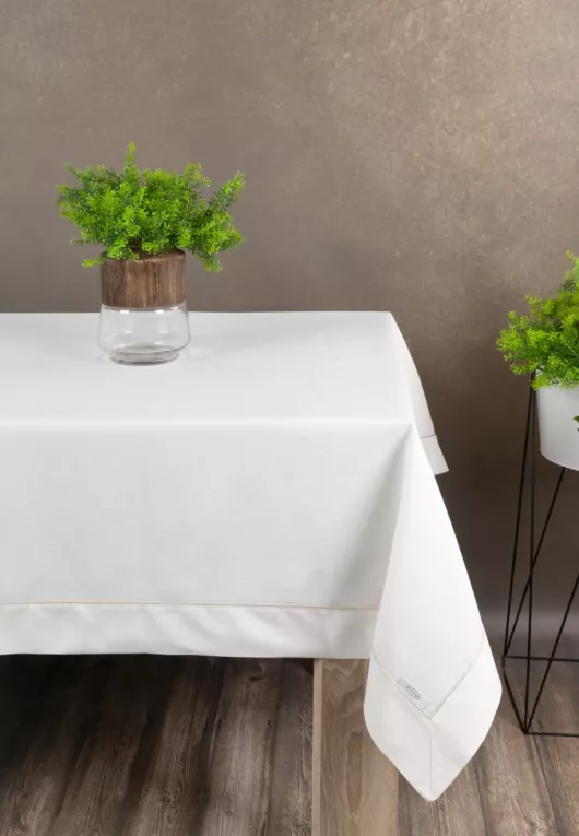 Obrus BLANKA zdobiony listwą oraz delikatną złotą wypustką w eleganckim opakowaniu