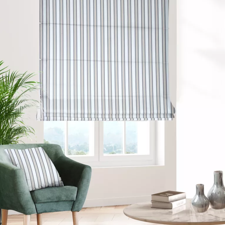 Roleta rzymska kremowo grafitowa z tkaniny o naturalnym splocie z nadrukowanym wzorem w pasy