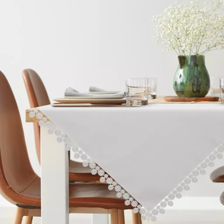 Obrus na stół 85x85 cm biały zdobiony koronką w kwiatuszki - LAURA