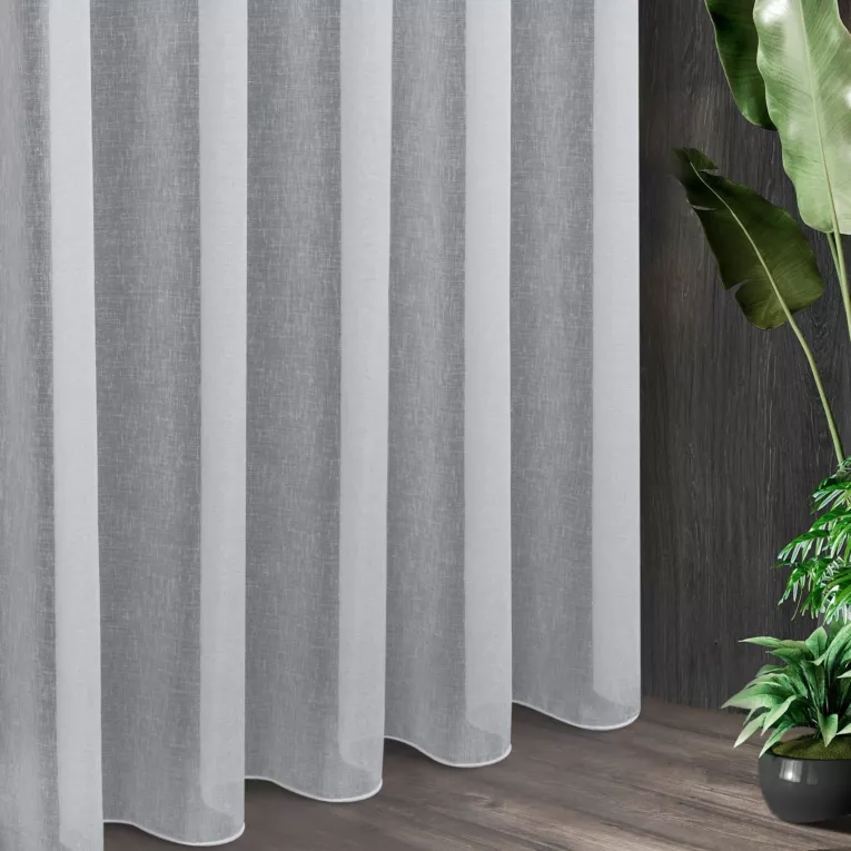 Tkanina firanowa matowa etamina o naturalnym splocie zakończona szwem obciążąjącym