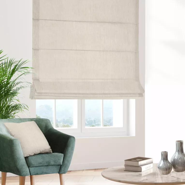 Roleta rzymska jasnobeżowa z miękkiej matowej tkaniny szenilowej o naturalnym splocie