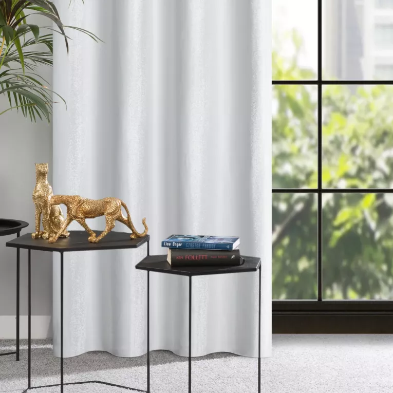 Zasłona jasnosrebrna z tkaniny lureksowej 140x250 cm przelotka - AGGIE