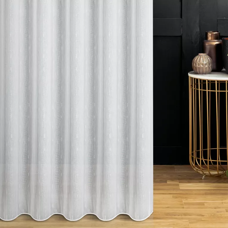 Firana szyta na taśmie 5 cm biało srebrzysta z tkaniny typu ADEN z efektem deszczyku w pionowe, delikatnie połyskujące prążki, wykończona obciążnikiem