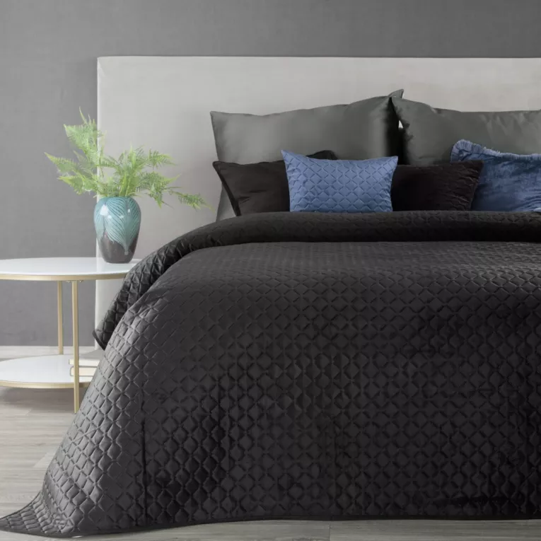 Narzuta welwetowa czarna 170x210 cm pikowana w geometryczny wzór metodą hot press DIMON