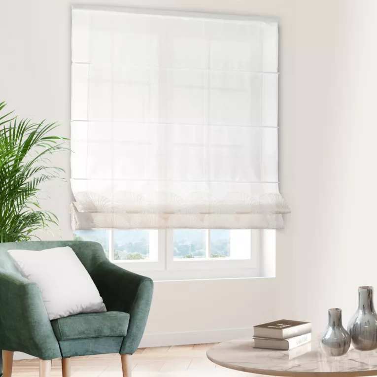 Roleta rzymska biało złota z tkaniny typu BATYST z delikatnie połyskującym, geometrycznym nadrukiem na dole tkaniny, wykończona obciążnikiem