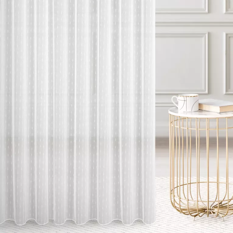 Firana szyta na flexach biała z matowej tkaniny z efektem pionowych prążków, wykończona obciążnikiem