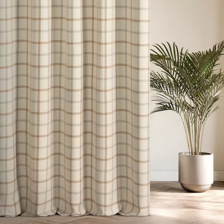 Zasłona szyta na taśmie 5 cm jasnobeżowa z tkaniny o jodełkowym splocie z wzorem kraty