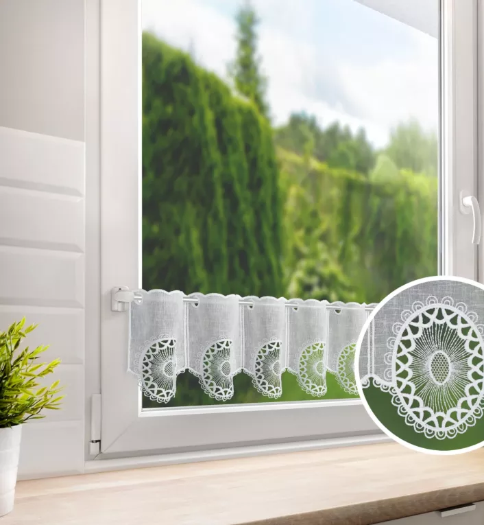 Tkanina firanowa zazdrostka zdobiona ażurowym haftem