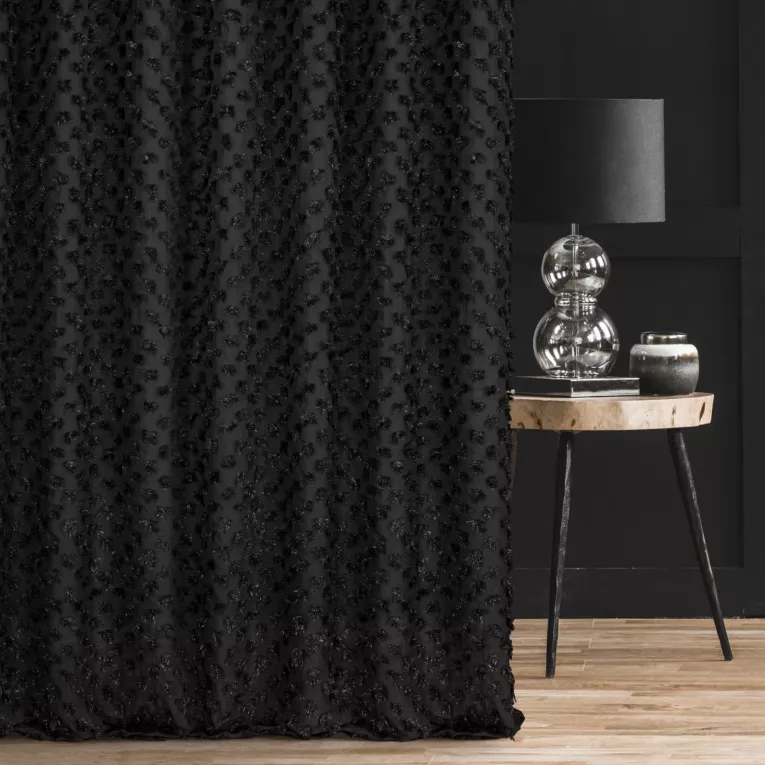 Zasłona szyta na taśmie 5 cm czarna z delikatnej tkaniny z aplikacją i haftem