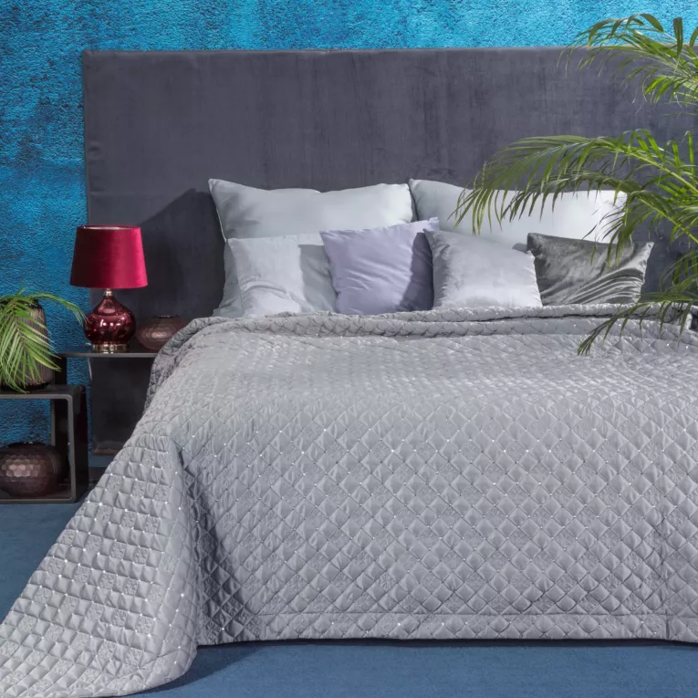 EUROFIRANY PREMIUM Narzuta satynowa LEANDRA dekorowana przeszyciami w romby, cekinami i haftem