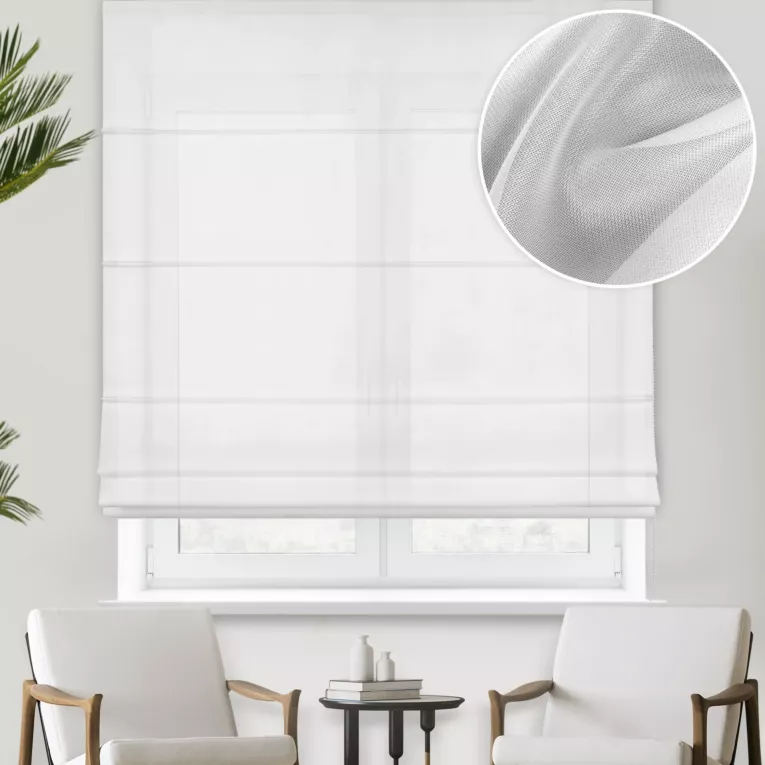 Roleta rzymska biała z miękkiej tkaniny o lekkim splocie i delikatnym połysku, wykończona obciążnikiem