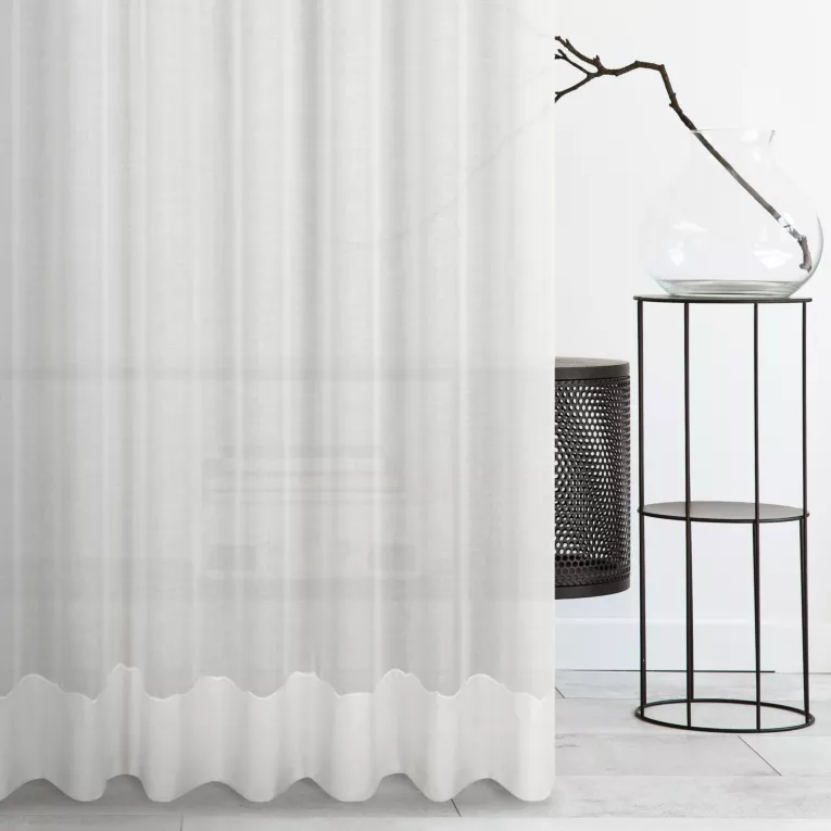 Firana szyta na taśmie 5 cm kremowa z matowej etaminy z kordonkowym haftem i podwinięciem