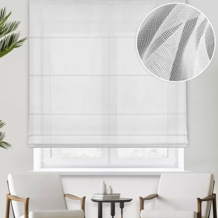 Roleta rzymska biała z drobnej, matowej siateczki o naturalnym wyglądzie, wykończona obciążnikiem