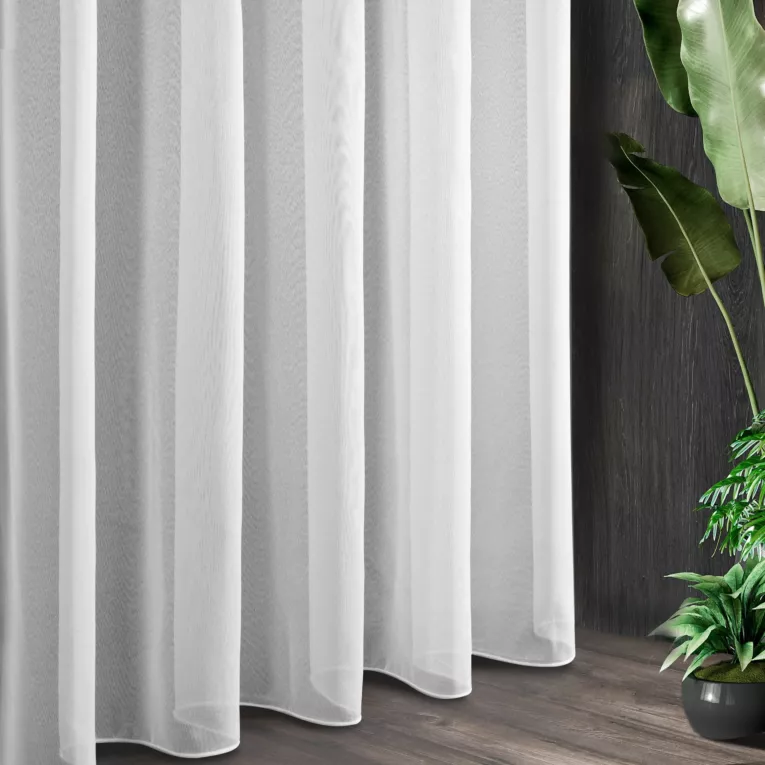 Tkanina firanowa gładka matowa markizeta o gęstym splocie zakończona szwem obciążającym