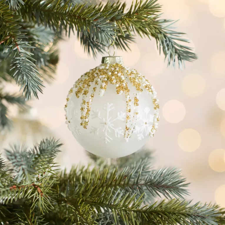 Szklana bombka ręcznie zdobiona wzorem śnieżynek z dodatkiem koralików
