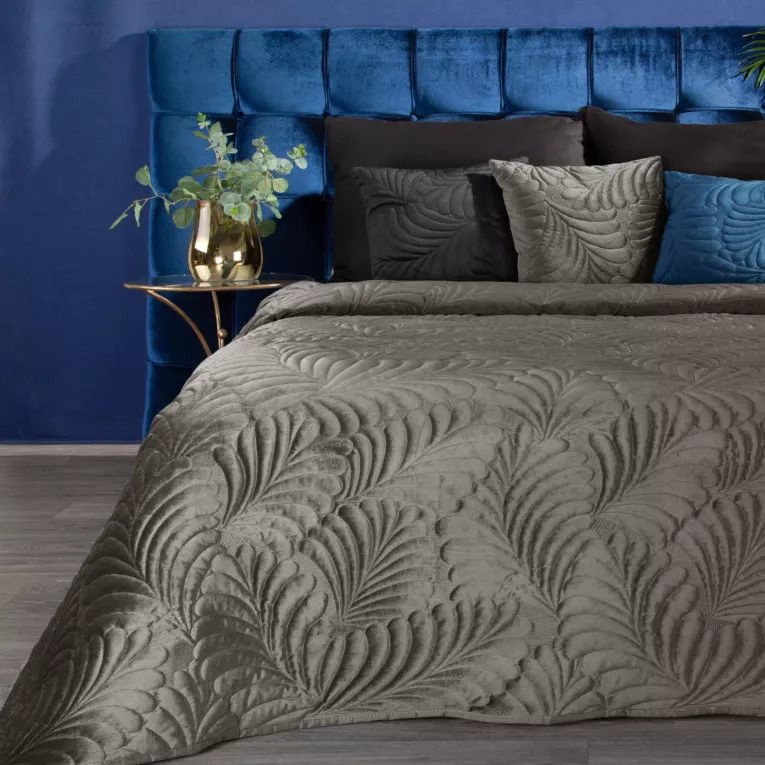 EUROFIRANY PREMIUM narzuta  z  welwetu pikowana metodą tradycyjnego szycia, wzór liści