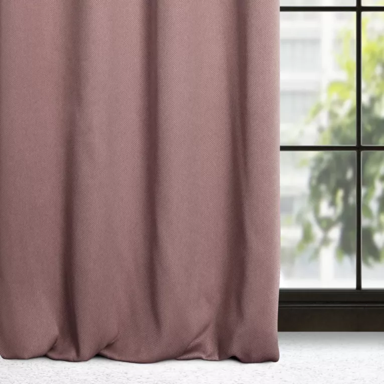 Zasłona pudrowy róż zaciemniająca o strukturze drobnej krateczki 140x250 przelotka - AMARO