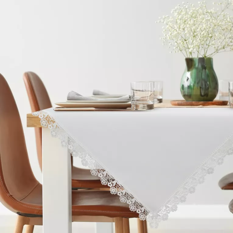 Obrus na stół 85x85 cm biały zdobiony haftowaną koronką - CINDY