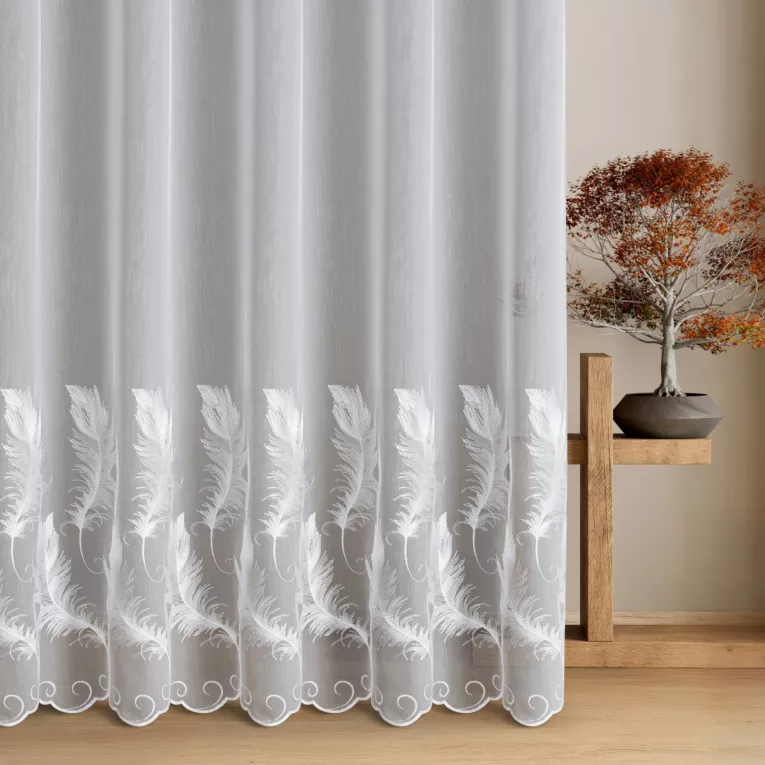 Firana szyta na taśmie 5 cm biała z delikatnej tkaniny typu aden zdobionej roslinnym haftem