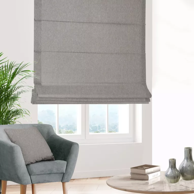 Roleta rzymska srebrna z tkaniny z dodatkiem połyskującej nici, z widocznym ozdobnym splotem