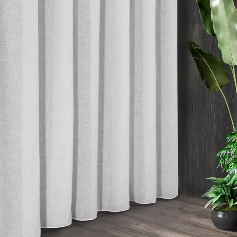 Tkanina firanowa  etamina  o gęstym splocie z dodatkiem połyskującej nici zakończona szwem obciążającym