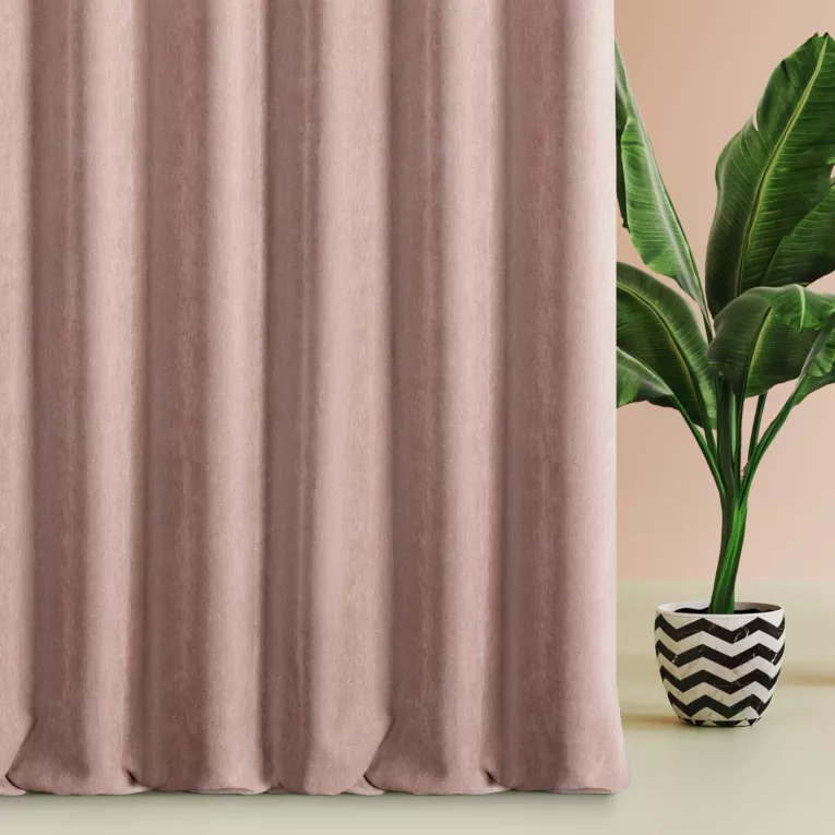 Zasłona szyta na przelotkach pudrowa z tkaniny o szenilowej strukturze