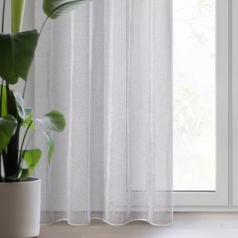 Firana biało, srebrna o strukturze siatki z efektem bukli z błyszczącą nicią 140x260 cm przelotka MAJA