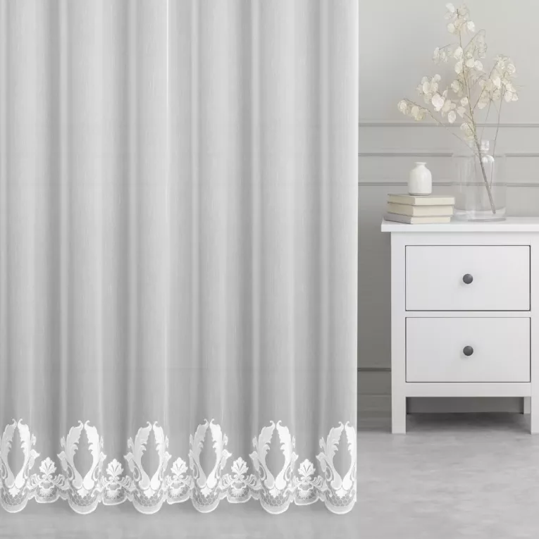 Firana szyta na taśmie 5 cm biała z tkaniny typu ADEN z delikatnym deszczykiem, zdobiona fantazyjnym haftem z dodatkiem welwetu Italissima Eva Minge