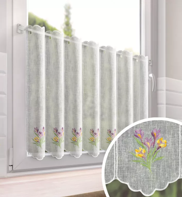 Tkanina firanowa zazdrostka zdobiona haftem krokusów