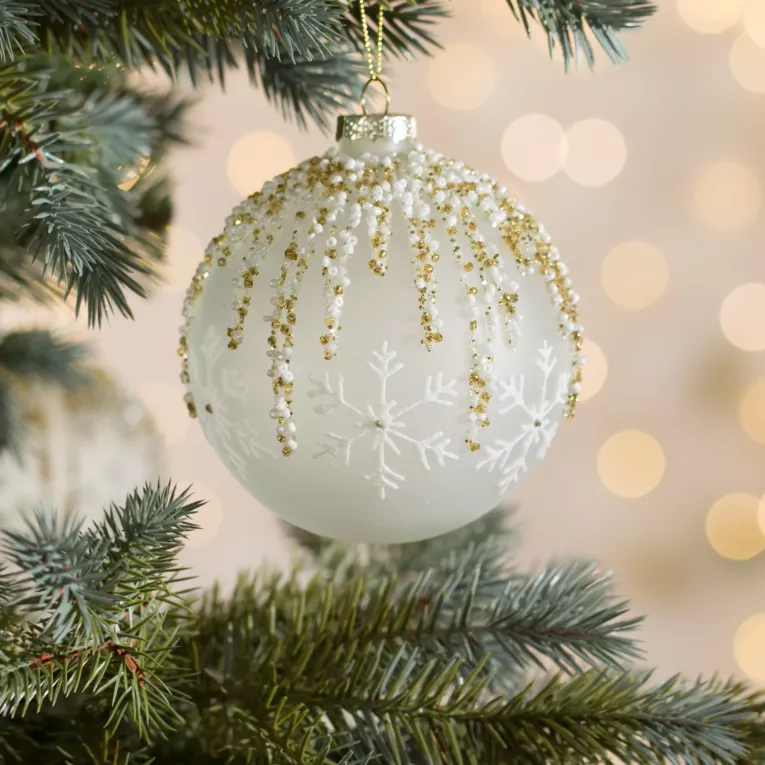 Szklana bombka ręcznie zdobiona wzorem śnieżynek z dodatkiem koralików