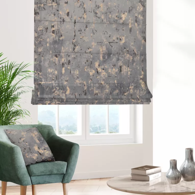 Roleta rzymska popielato złocista z tkaniny welwetowej zdobionej połyskującym drukiem