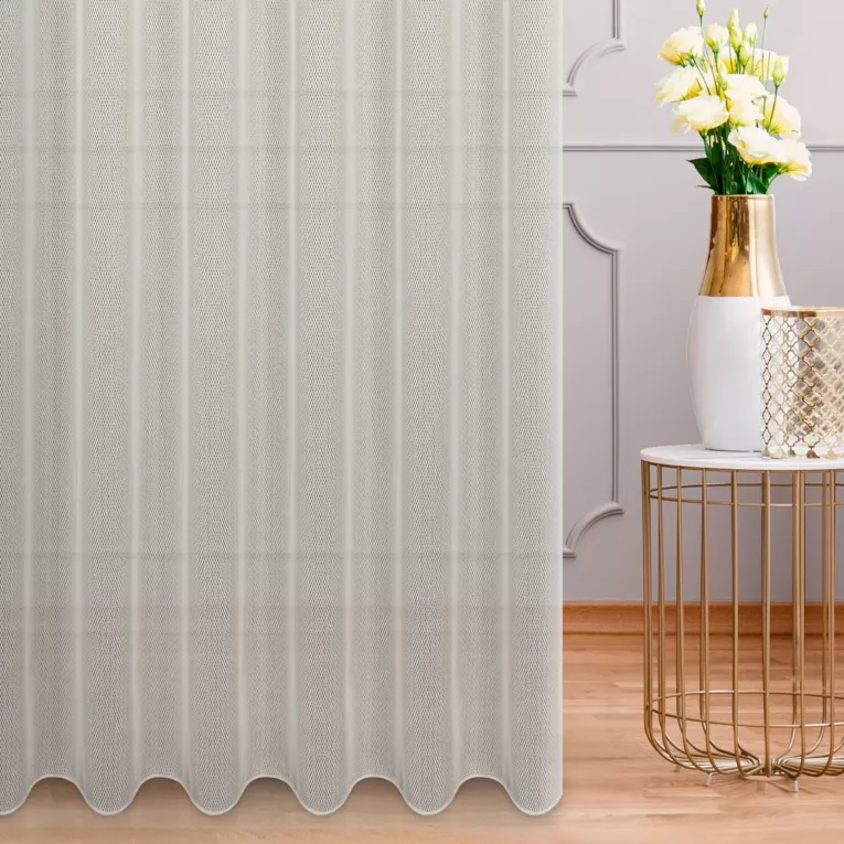 Tkanina firanowa siateczka z delikatnym połyskiem, wykończona obciążnikiem